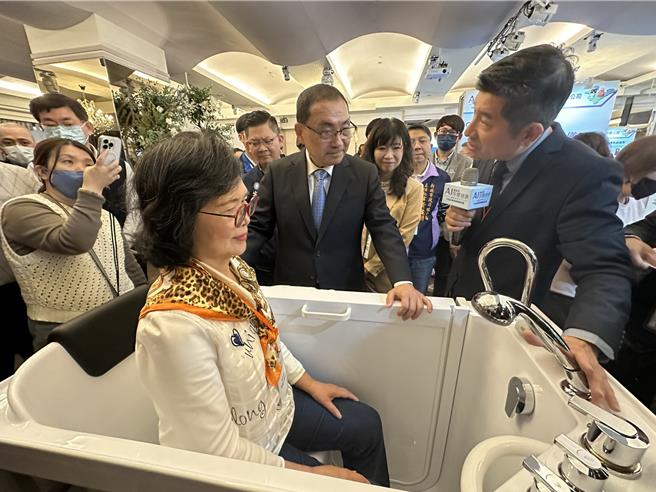 「AI智慧健康产业体验创新日」集结21家AI科技与健康照护企业，11日盛大登场，新北市长侯友宜亲自体验各项AI智慧医疗设备。（高钧麟摄）