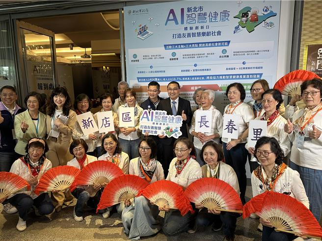 新北市长侯友宜与参加的长者合影。（高钧麟摄）