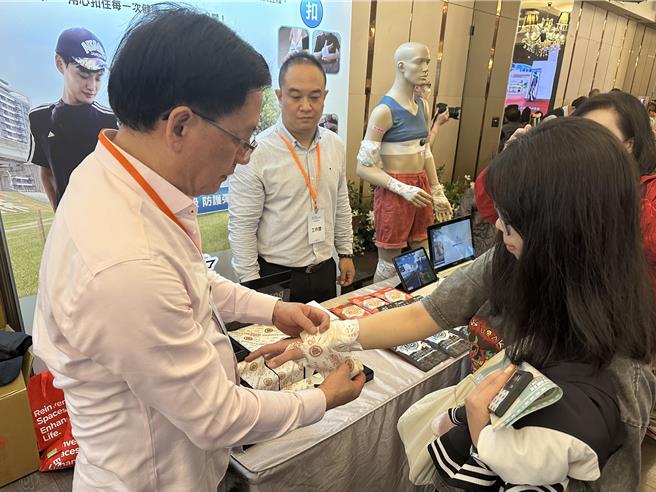 「AI智慧健康产业体验创新日」11日盛大登场，民眾体验各项科技健康设施。（高钧麟摄）
