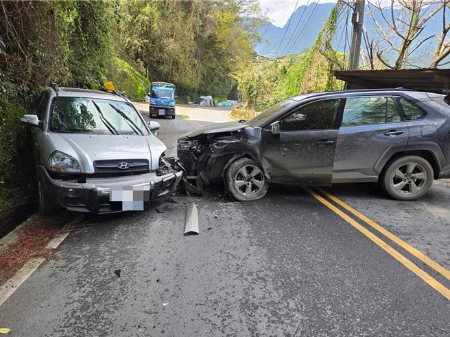 两车对撞。（民眾提供／李京升台中传真）