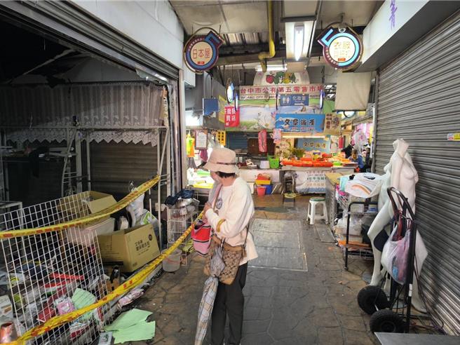 第五市場內3攤位也遭火勢波及。（李京昇攝）