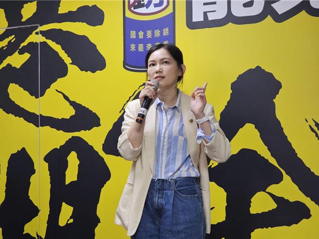 台湾基进秘书长吴欣岱出席「港湖除銹罢免总部」成立大会时表示，中国和台湾的对抗关系已白热化，罢免有可能是守护台湾本土势力的最后一个手段。（谢佳君摄）