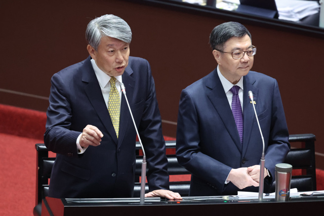 立法院11日审查「114年度中央政府总预算案」覆议案，行政院长卓荣泰（右）与经济部长郭智辉（左）上台备询。（姚志平摄）