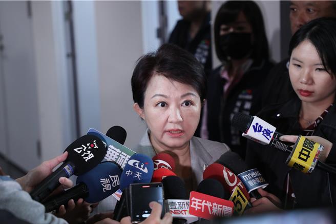 台中市長盧秀燕11日於市議會臨時會前受訪，呼籲中央政府爭取台灣晶片出口美國免關稅。（陳淑娥攝）