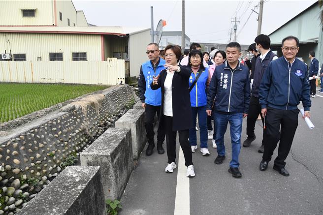彰化縣埔心鄉瑤鳳路一段道路寬度不足，不利車輛會車，縣府及鄉公所投入1100萬元進行路面拓廣，縣長王惠美等人今（11）日前往視察。（彰化縣政府提供／葉靜美彰化傳真）