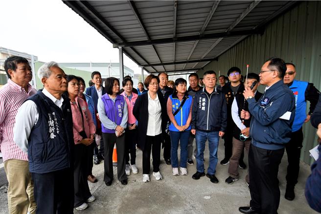 彰化縣埔心鄉瑤鳳路一段道路寬度不足，不利車輛會車，縣府及鄉公所投入1100萬元進行路面拓廣，縣長王惠美等人今（11）日前往視察。（彰化縣政府提供／葉靜美彰化傳真）