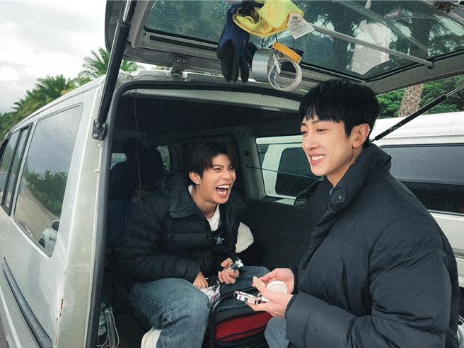 陈峻廷（左）张哲伟（右）两人有好交情。（浩翰宇宙无限工作室提供）