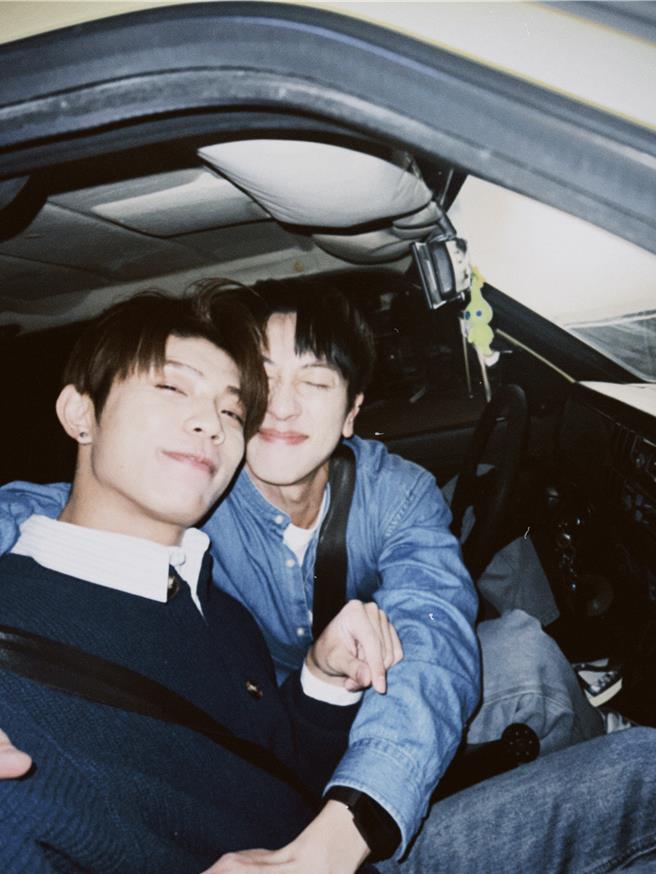 张哲伟（右）邀请陈峻廷（左）拍摄，重温《全面管控》CP。（浩翰宇宙无限工作室提供）