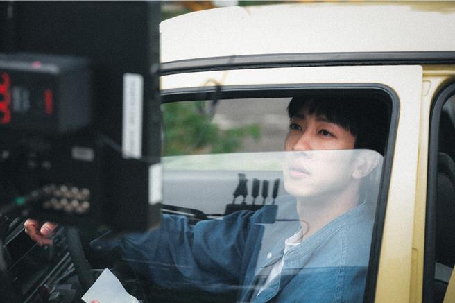 张哲伟拍摄MV《想你的从前》。（浩翰宇宙无限工作室提供）