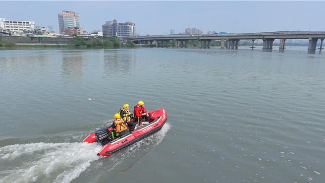 消防隊員11日下艇搜尋。（新北市消防局提供）