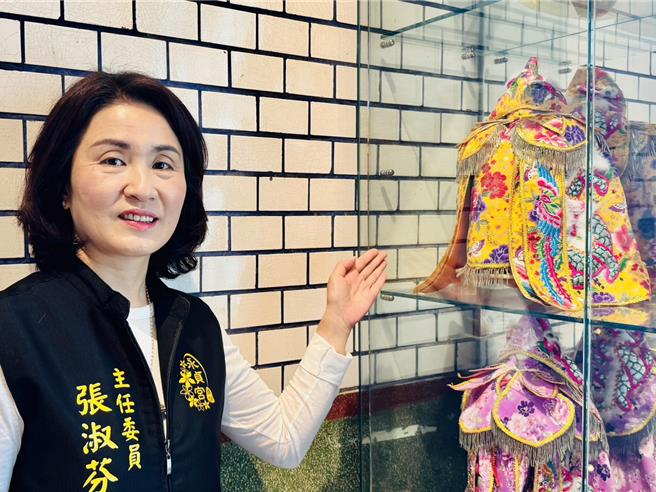 永贞宫主任委员张淑芬11日公布新的妈祖圣袍，今年妈祖婆选用黄色圣袍。（读者提供／谢明俊苗栗传真）