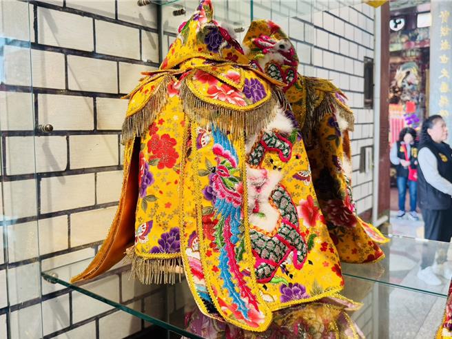 永贞宫主任委员张淑芬11日公布新的妈祖圣袍，今年妈祖婆选用黄色圣袍。（读者提供／谢明俊苗栗传真）