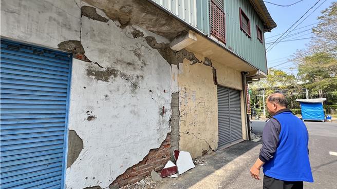 台南市楠西公有市场屋龄超过50年，今年1月底被地震震损，列为红单「危楼」，市府经发局市场处预计拆除重建。（张毓翎摄）