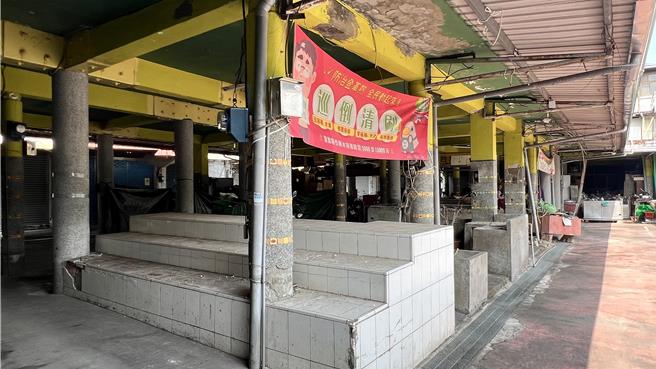 该市场内目前摊商共20多家，另有9户仍住在外围骑楼。（张毓翎摄）