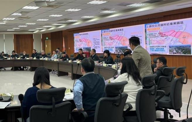 苗栗县政府推动桃竹苗大硅谷定期会报11日由苗栗县长锺东锦主持。（苗栗县政府提供／谢明俊苗栗传真）
