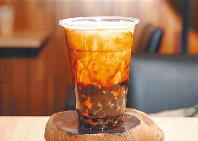 手搖飲對不少國人來說是生活必需品，根據統計，2024年1至6月飲料店營業額達660億元，然而目前許多消費者仍會選擇使用一次性飲料杯，就有消費者擔心塑化劑溶入、飲品混入甜味劑，對此消基會抽樣雙北30件淋膜飲料杯，僅一件檢出塑化劑。（本報系資料照）