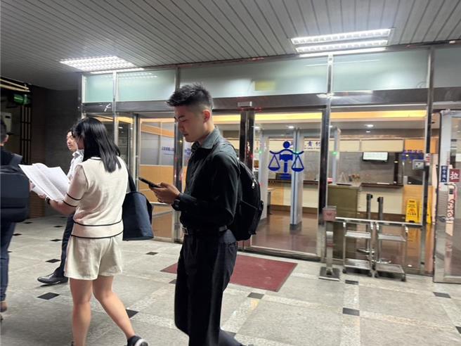 26歲男子姚宗秦因金錢糾紛，開槍殺害新北市府副發言人張劭斌（右）胞弟張威凱，將他棄屍五股區山坡，一審判處姚男無期徒刑，姚男上訴二審，全案定4月22日宣判。（本報資料照，柯毓庭攝）