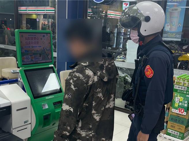 警方及時到超商阻止鄭男匯款。（民眾提供／郭良傑台南傳真）