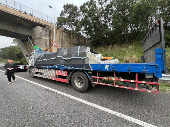 今（11）日上午9时35分，国道3号南向174.5公里处清水路段，惊传5车连环追撞事故。（图警方提供／简铭柱翻摄）