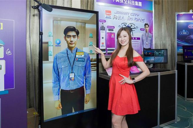 AI虛擬警衛透過直立式大螢幕，實現用戶與虛擬人物形象之間的「面對面」互動交流。圖／中保科提供