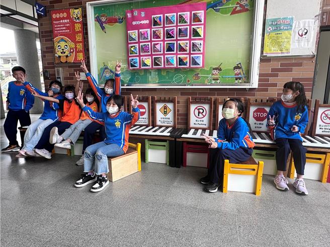 云林县土库国小将汰换的旧桌椅改造成长条椅、置物箱，并结合双语教育打造境教场域，校方11日表示未来还会制作书柜、颁奖台，让资源再利用更多元。（张朝欣摄）