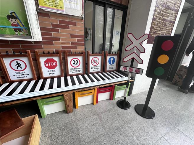 云林县土库国小将汰换的旧桌椅改造成长条椅、置物箱，并结合双语教育打造境教场域，校方11日表示未来还会制作书柜、颁奖台，让资源再利用更多元。（张朝欣摄）