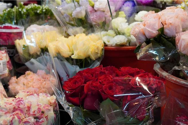 新北市农业局欢迎民眾白色情人节至板桥花市选购花卉。（新北市农业局提供）