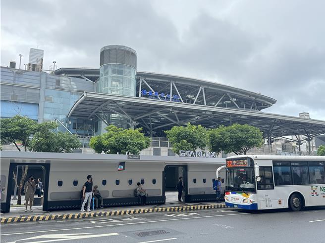 基隆市公車票價近20年未調整，但市府預計2年內要全面汰換電動大型巴士，議員擔心未來會成為「錢坑」，多位議員建議，可適當調整票價、調漲公車司機薪水以留住人才。謝國樑表示，會研議精進司機待遇。（徐佑昇攝）