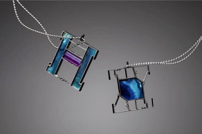 设计作品中精心考虑自然元素与文化符号的融合，透过精致工艺呈现出强烈视觉衝击力。(校方提供)