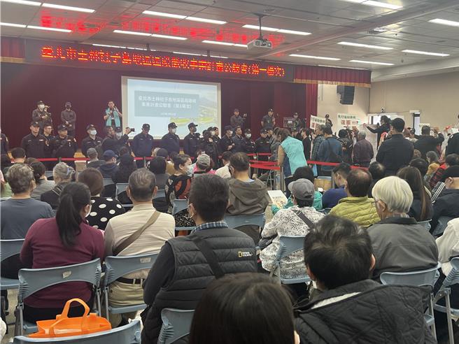 台北市府11日举行2场「社子岛地区区段徵收事业计画公听会」，自救会举着「先行区段徵收违宪」的牌子抗议。（张珈瑄摄）