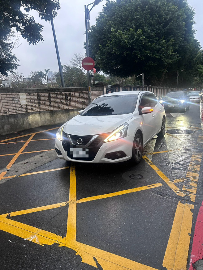 現場雙方車輛受損狀況。（翻攝畫面）