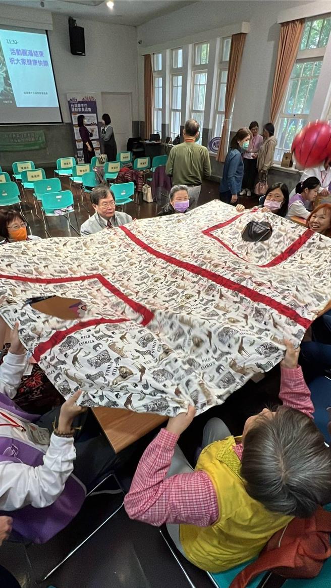 台湾牵牛花运动家长协会11日举行，身障青年社会参与弱势族群关怀同舟计画成果发表，促进身障青年从「被照顾者」转变为「助人者」。（台湾牵牛花运动家长协会提供）