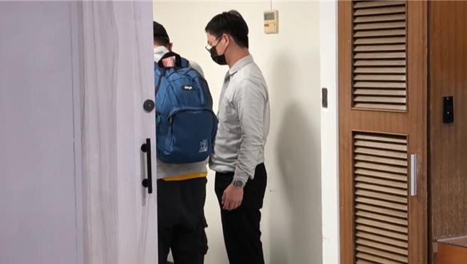 22歲陳姓醫大生8日凌晨遭酒駕撞死，陳生父母到醫院接回遺體時，悲痛哭喊「來帶你回家了」。（民眾提供／馮惠宜台中傳真）