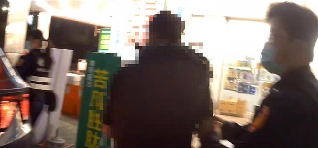 南市第五警分局员警11日凌晨在金华路查获违规驾车跨越的许姓男子（中）持有20多包毒咖啡及k他命。（民眾提供／郭良杰台南传真）