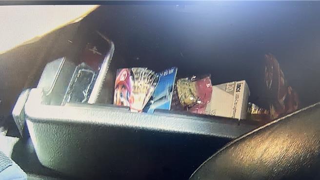 南市第五警分局员警在许男车上的置物箱查获20多包毒咖啡。（民眾提供／郭良杰台南传真）