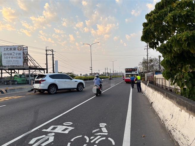 路竹区1辆客运驾驶疑似恍神，先撞上1辆白色休旅车后，再撞倒2辆微型电动车，其中1名印尼籍微电车女骑士胸部重伤，当场失去呼吸心跳送医急救。（警方提供／任义宇高雄传真）
