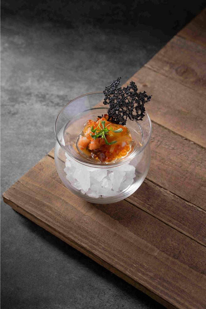 前菜以分子料理形式处理新鲜鲜虾与弹嫩鲑鱼卵，搭配熬煮过的柴鱼冻。(南港老爷行旅提供)