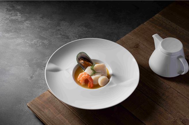 香橙法式马赛海鲜汤採用台湾本地柳丁，非传统番茄熬煮，风味更加清爽。(南港老爷行旅提供)