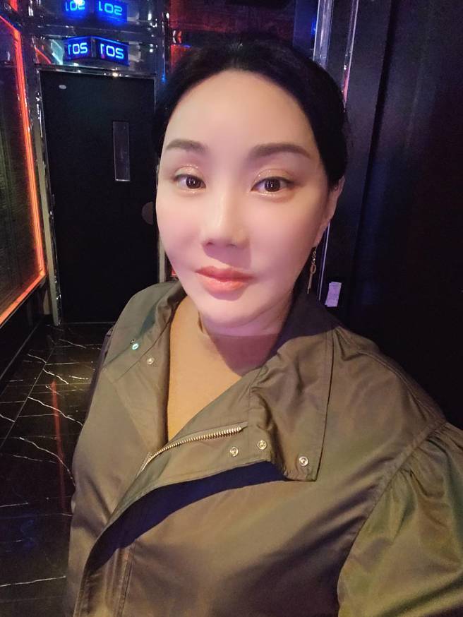 沈嵘抽牌揭「孟耿如想法」。（沈嵘魔法学院提供）