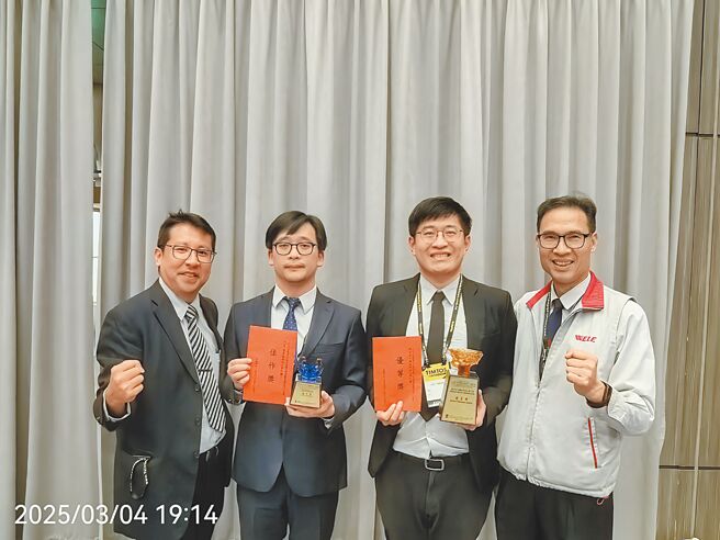 崴立机电团队荣获工具机研发创新竞赛双大奖肯定；图左起为技术部经理陈信亨、副课长蔡征舫（佳作奖）、课长王俊文（优等奖）与两岸行销协理徐源相。图／业者提供