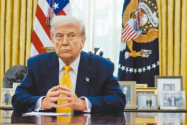 美國總統川普在白宮橢圓形辦公室。（路透）