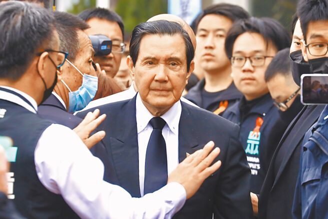 陆生团来台交流，上海復旦大学女大生一句「中国台北」引发议论，前总统马英九10日赴移民署及陆委会约谈。图为民眾党前主席柯文哲父亲告别式，马英九（中）前往致哀。（邓博仁摄）