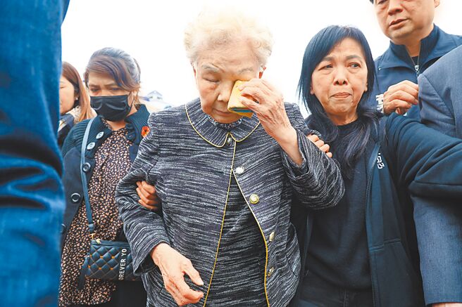 民眾党前主席柯文哲父亲柯承发10日举行告别式，柯妈妈何瑞英（中）清晨6点多到现场。奠礼结束后，神情哀伤地离开会场。（邓博仁摄）