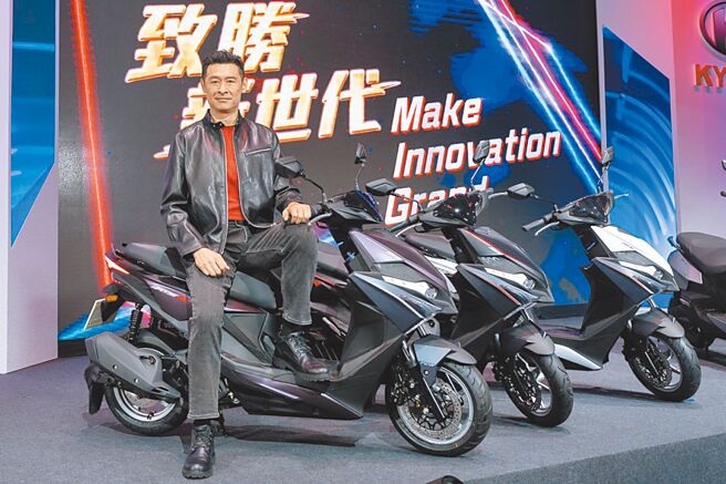 光阳董事长柯胜峯10日宣布新世代水冷燃油机车RTS R 165与豪华白牌电车Ionex MiG 9上市，誓言2年内夺回白牌燃油机车销售冠军。（光阳提供／黄琮渊台北传真）