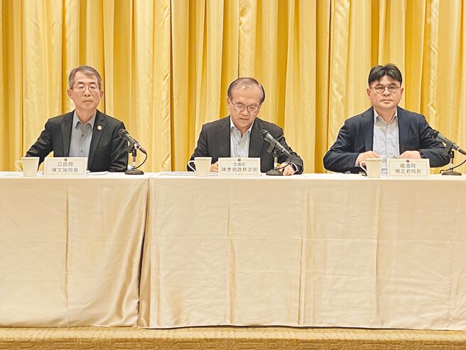 交通部3月10日举行记者会，说明近年在花东地区的交通建设状况，并强调「花东快速公路」可行性评估并没有退件，而是要求补充内容。（陈佑诚摄）