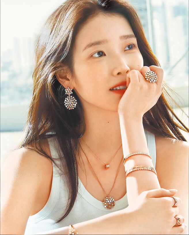 韓星IU最近又有新戲上映，佩戴Bee de Chaumet玫瑰金鑲鑽珠寶，閃耀迷人。（摘自IG）
