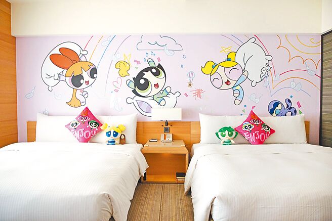 和逸饭店台南西门馆至14日，入住比爱心拍照于社群分享，即享免费升等至卡通主题房。（和逸饭店台南西门馆提供）