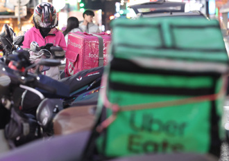 外送員人才荒？UberEats祭超佛獎勵「跑一趟拿3000元」 一票人超心動