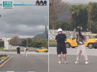 情侶吵架？妹子站大馬路「安全帽狂尻」男子頭部 網全看傻