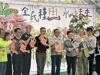 侯友宜親手種下山櫻花 號召全民一起都市造林